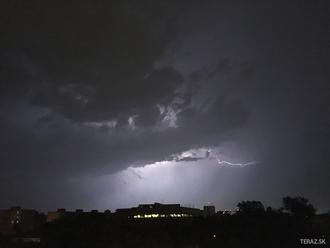 Stred a východ Slovenska môžu v pondelok zasiahnuť búrky s krúpami