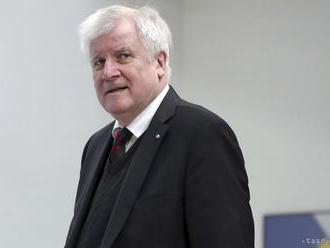 Seehofer ustúpil od zámeru, ktorý rozdeľoval úniu CDU/CSU