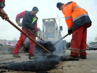 Vo Veľkom Krtíši sa začala obnova ciest, parkovísk a chodníkov