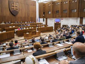 Hlasovanie o zastropovaní dôchodkového veku sa odsúva na september