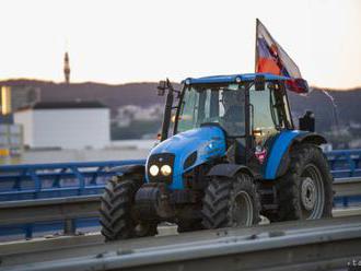 Farmári smerujú na traktoroch pred Úrad vlády SR