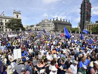 Na výročie referenda o brexite protestovali v Londýne desaťtisíce ľudí