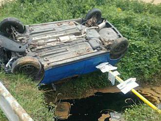 Po nehode v Modrovke uviazlo auto nad miestnym potokom