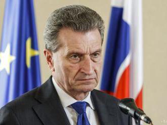 Eurokomisár Oettinger varoval CSU pred stupňovaním sporu s Merkelovou