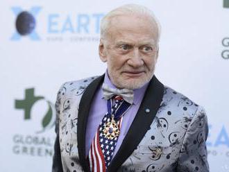 Bývalý astronaut Aldrin zažaloval manažéra aj svoje deti