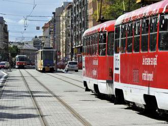 V centre Prahy sa zrazili električky, hlásia okolo 20 zranených