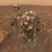 Opportunity bojuje v bouři, Curiosity si dělá selfie