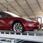 Tesla začala vyrábět Model 3 i ve 