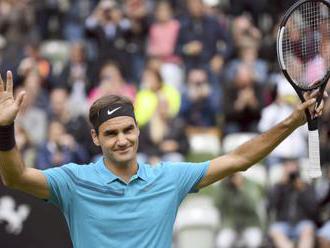 Federer po návrate triumfoval v Stuttgarte, Zverev si výhru prvého setu neudržal