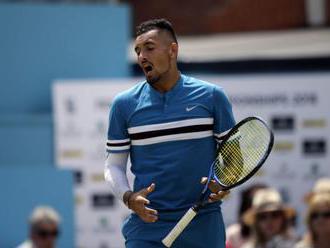 Video: Búrlivák Kyrgios dostal pokutu za obscénne gestá počas turnaja v Queen’s Clube