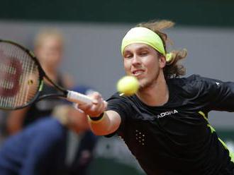 Lacko víťazom dramatického súboja, z trojsetovej bitky v Eastbourne postupuje do štvrťfinále