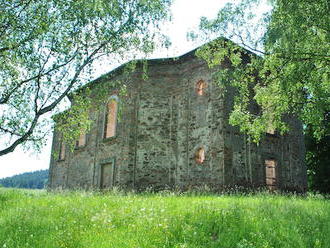 Ruina svatoblažejské kaple na břehu rybníka je oázou naprostého klidu