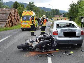 Pro vážně zraněnou spolujezdkyni motorkáře na Vsetínsku přiletěl vrtulník