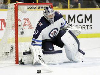 NHL: Brankár Hellebuyck podpísal s Winnipegom šesťročnú zmluvu