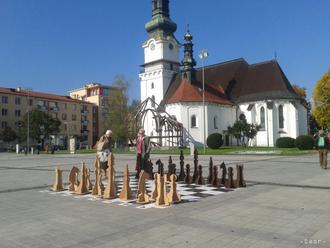 Živý šach v Banskej Štiavnici vyvrcholí partiou so živými figúrkami