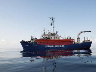 Stovky migrantov rozdelili v Taliansku na dve lode