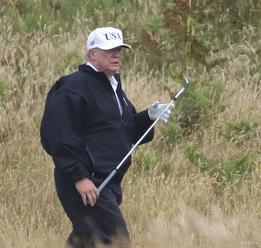 Proti Trumpovi protestujú v Škótsku tisíce ľudí, on si hrá golf