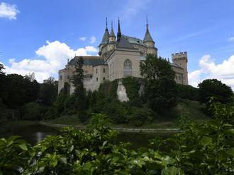 Francúzsky park na Bojnickom zámku bude mať nové osvetlenie