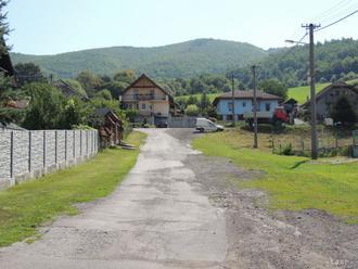 Cestu na ulici s novými rodinnými domami v Hrabičove zrekonštruujú