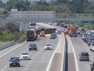 Na maďarskom priechode Záhony s Ukrajinou sa čaká v horúčave 3 hodiny