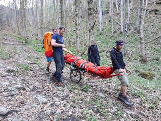 Záchranári pomáhali v Tatrách: Nemohli použiť vrtuľník, Čecha s nevoľnosťou zniesli