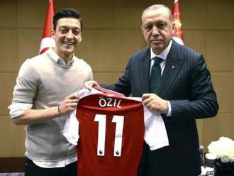 Mesut Özil má podporu prezidenta Erdogana, rasistické útoky pre jeho náboženstvo sú neprípustné