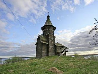 FOTO: Požiar zničil historický drevený kostol na severozápade Ruska