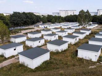 Hamburg rozpredáva bývalé domčeky pre utečencov