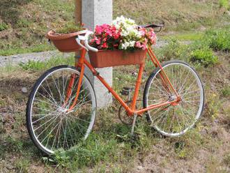 Dedinu Beluj vyzdobili netradične, starými nepotrebnými bicyklami