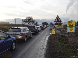 Po oprave cesty v Ružomberku sa domáci sťažujú, mesto ju neprebralo