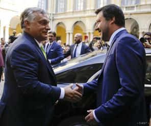 V Miláne demonštrovali tisíce ľudí proti schôdzke Salviniho a Orbána