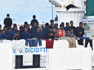 Talianske úrady nechali z lode Diciotti vystúpiť maloletých migrantov