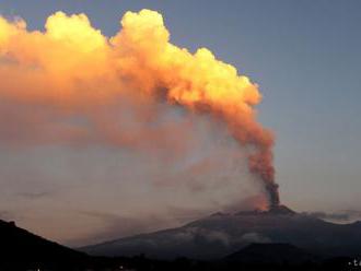 Sicílska sopka Etna opäť chrlí popol a lávu