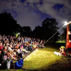 Letní Letná odstartovala velkolepým narozeninovým open air představením