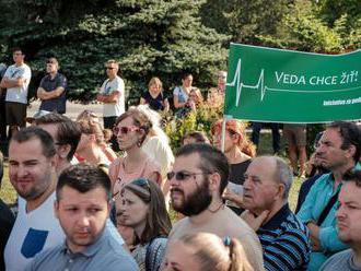 V Bratislave a v Košiciach prišlo vyjadriť podporu SAV približne 600 vedcov