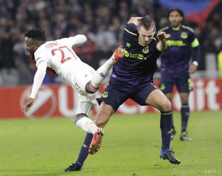 Marseille bude tri týždne bez zraneného kamerunského útočníka Njieho