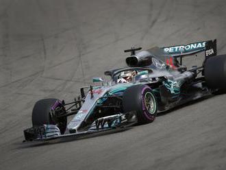 Hamilton zvíťazil, Mercedes opäť uplatnil tímovú réžiu