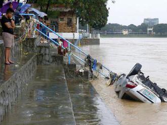 Tajfún Mangkhut si vyžiadal prvé obete, milióny ľudí sú bez elektriny