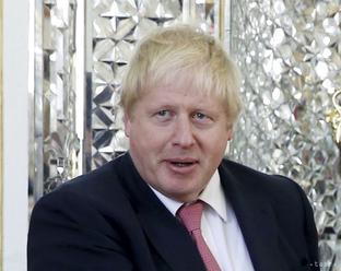 Johnson tvrdí, že podporuje Mayovú, no nie jej plán pre brexit