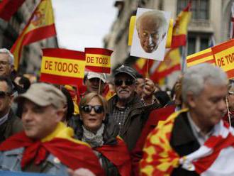 Polícia v Barcelone musela oddeliť od seba separatistov a unionistov