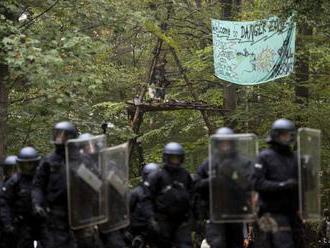 Nemecká polícia vyháňa aktivistov z Hambašského lesa už piaty deň