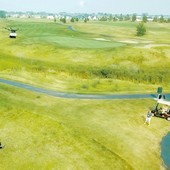 Dron doručí jídlo na golfovém hřišti