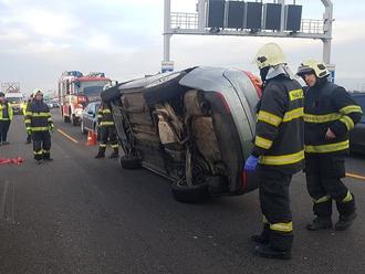 Hrozivá nehoda na D1: VIDEO Auto prevrátené na streche, nezodpovedná reakcia iných vodičov