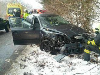 Všetci svätí stáli pri nehode na FOTO: Po čelnej zrážke v B. Bystrici traja zranení