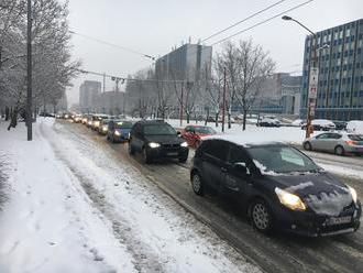 Husté sneženie komplikuje dopravu: Dávajte si pozor na tieto úseky, meteorológovia vydali výstrahu