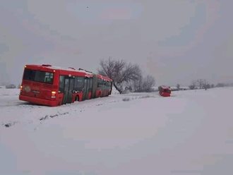 Sneženie komplikuje dopravu: FOTO Dávajte si pozor na tieto úseky, meteorológovia varujú!