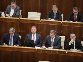 NAŽIVO V parlamente to od začiatku vrie: Fico mlčí, Matovič protestuje, Maznák a Danko čelia kritike