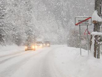 Slovensko sa trápi so snehovou kalamitou: Mimoriadna situácia na FOTO, ľudia uväznení v osadách