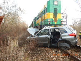 Hrozivá nehoda v Komárne: FOTO Rušeň tlačil auto pred sebou 200 metrov, senior skončil v nemocnici