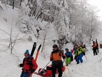 FOTO Vo Vrátnej doline zasypala lavína slovenského skialpinistu  : Spod snehu ho vyhrabali kamaráti